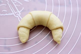 从下向上卷。卷3-4圈就好。收口朝下放置。