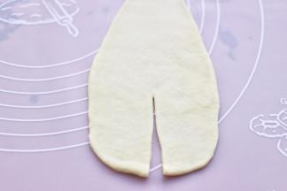 用刀在宽的一边从中间切开一个小口。