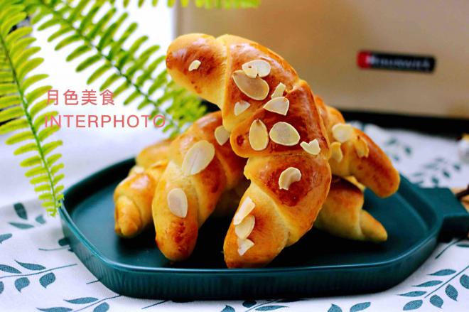杏仁牛角面包
