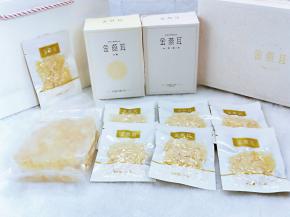 一个盒子里是冰糖，一个盒子里是金燕耳，独立包装，共7小袋，外出携带更方便。