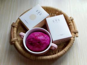 准备好所需食材，红心火龙果去皮。