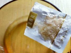 取一包金燕耳，倒入锅中，锅中加入300ml的纯净水。