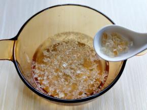 再加入冰糖（冰糖的量可以根据个人喜欢来放）