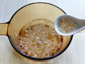 再加入冰糖（冰糖的量可以根据个人喜欢来放）