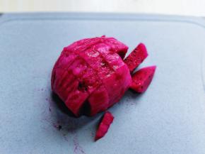 将火龙果切开，火龙果的量可以根据个人喜欢增减。