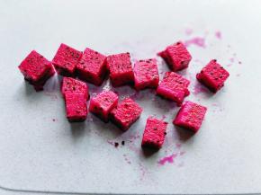 再把火龙果切小块。（切火龙果可以随心随意）