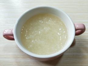 将煮好呢金燕耳倒入碗中，一次一袋，一人食正好。