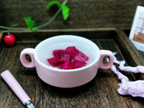 将切好的火龙果放在金燕耳的上面。