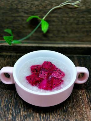 红心火龙果含有丰富的花青素成分，花青素是一种抗氧化剂、排毒养颜、促消化、滋阴润燥、抗衰老。