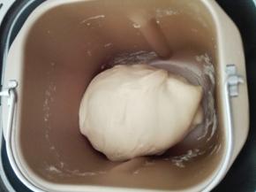 除了黄油以外，其他材料投进面包桶揉至面团光滑，加入软化的黄油，揉至面团吸收，此时的面团应该光滑延伸性好（参考面包的做法）