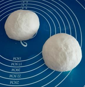 排气分割滚圆
6寸披萨盘:薄饼底80克、厚底100克 
8寸披萨盘:薄饼底120克、厚底150克 
9寸披萨盘:薄饼底200克、厚底240克