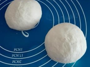 排气分割滚圆
6寸披萨盘:薄饼底80克、厚底100克 
8寸披萨盘:薄饼底120克、厚底150克 
9寸披萨盘:薄饼底200克、厚底240克