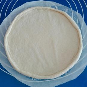 【要做6寸的饼底（约15㎝），饼底卷边整形需要擀成比6寸饼底的尺寸要大，以此类推。】 尺寸参考揉面垫上面的数据或移至披萨盘整形