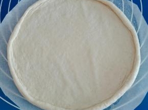 【要做6寸的饼底（约15㎝），饼底卷边整形需要擀成比6寸饼底的尺寸要大，以此类推。】 尺寸参考揉面垫上面的数据或移至披萨盘整形