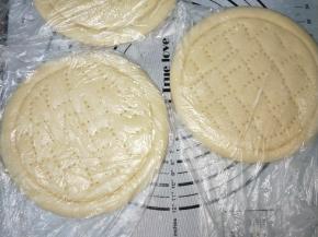 ①卷边型，插孔 刷一层薄薄的鸡蛋液（鸡蛋＋水），提亮饼皮颜色。宁少勿多
【松弛二次发酵15—20分钟左右，饼底有明显的发大，轻轻按压有弹性】
 ②压边型饼底的做法: 面团擀至8寸的尺寸饼底、二次发酵好后、用6寸披萨盘盘口朝下、轻轻压出形状。插孔