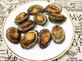 用牙刷将小鲍鱼洗刷一下，去壳