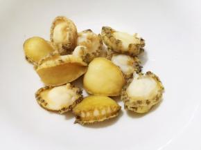 锅内烧开水，放入小鲍鱼烫一下即捞出