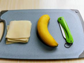 准备食材:香蕉不要特别熟的那种，稍微有一点生硬的就可以，买来的小馄饨皮。