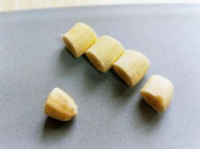 将香蕉把皮剥掉，切掉两头，一根香蕉切四段。
