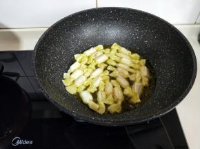 锅中加入玉米油，油温4成时加入包好的香蕉糖果，中小火慢炸。