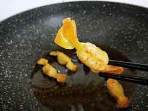 炸至两面金黄即可关火捞出。