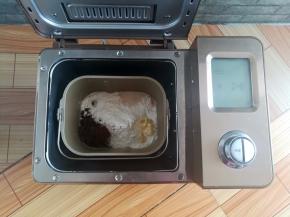 主配方中所有的材料放入面包机中，启动发面程序（和面28分钟+发酵20分钟）