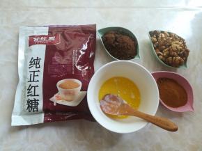 准备红桃肉桂核桃馅，把黄油隔水融化