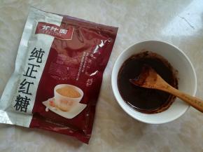 黄油里加入红糖，肉桂粉混合均匀放一边备用