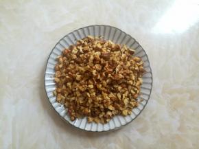 核桃分成小颗粒，如果用的是生核桃，可以放烤箱150度烤5分钟。