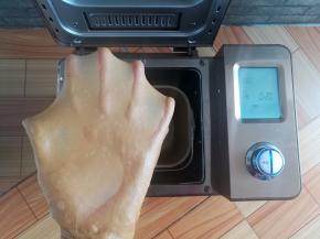 和面完成，拉一个手套膜检查面团状态，这款面包揉到拓展阶段就可以了