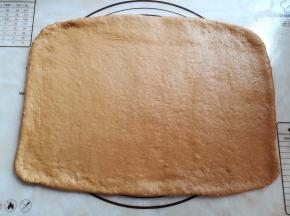 面团取出轻轻按压排气，擀成25*35厘米大的薄面片