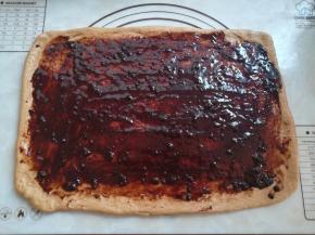 翻面再擀一下，涂上红糖肉桂糊