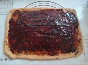 翻面再擀一下，涂上红糖肉桂糊