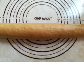 面团从上往下卷起来，收口处捏紧