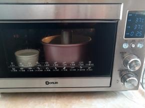 模具放入烤箱二发25分钟，放一碗水，保持烤箱里的湿度