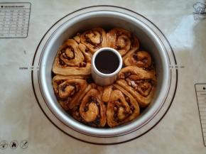 面团发到2倍大小，取出刷一层薄薄的蛋液