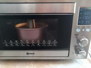 放入烤箱底层，上火150度下火170度烤35分钟