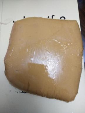 0.5克食用碱用清水搅匀，加入蜂蜜，玉米油，过筛的面粉，揉成光滑的面团，醒发半小时