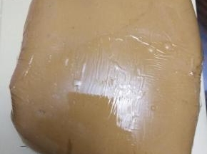 0.5克食用碱用清水搅匀，加入蜂蜜，玉米油，过筛的面粉，揉成光滑的面团，醒发半小时