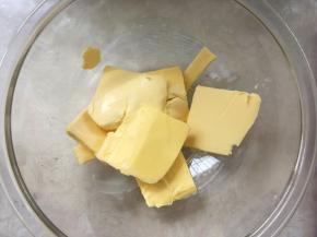 黄油切小块，室温软化，至手指按下去软软的有个手指印即可