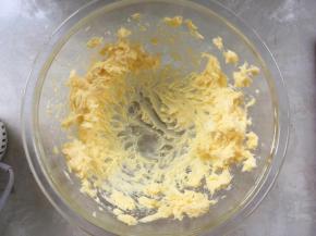 用电动打蛋器将黄油打发至蓬松状态