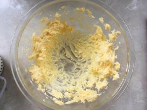 用电动打蛋器将黄油打发至蓬松状态