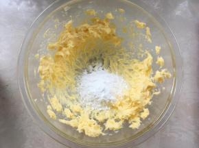 加入糖粉，用打蛋棒将糖粉跟黄油搅拌一下，看不到糖粉颗粒即可