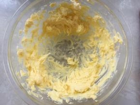 用电动打蛋器将黄油打发至羽毛状，黄油颜色变浅