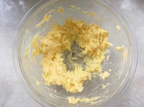继续用打蛋器打发均匀，黄油呈蓬松状态