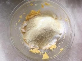 过筛低筋面粉、高筋面粉、玉米淀粉、奶粉、杏仁粉