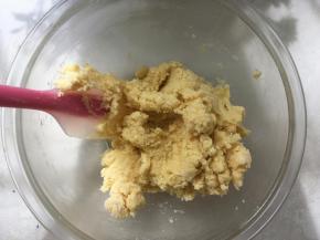 刮刀用切压的方法，将粉类搅拌均匀，面糊无干粉颗粒即可