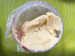 裱花袋装入裱花嘴，我用的10齿的，取一小部分面糊装入裱花袋