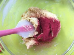 剩下的面糊中，加入过筛的甜菜根粉