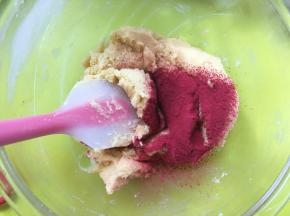 剩下的面糊中，加入过筛的甜菜根粉